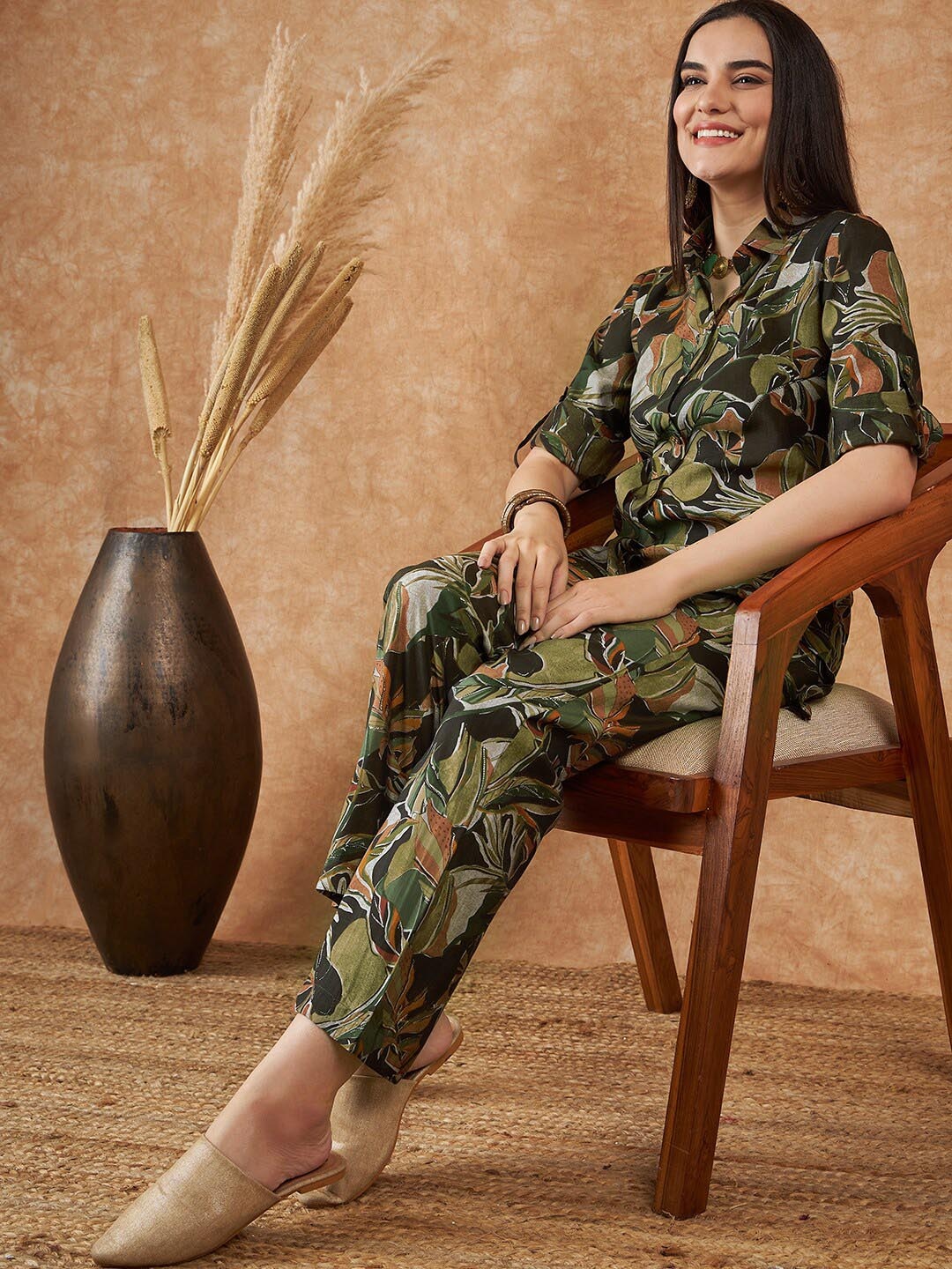 

Sangria Floral Printed Shirt With Trousers, Green