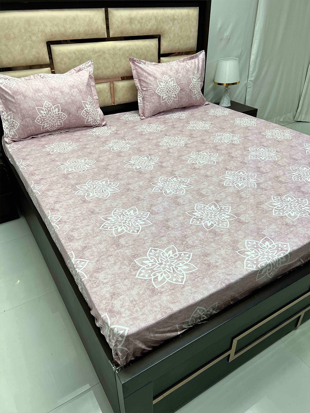 

Pure Decor Pink & WHite Pure Cotton 400 TC Super King Bedsheet with 2 Pillow Covers