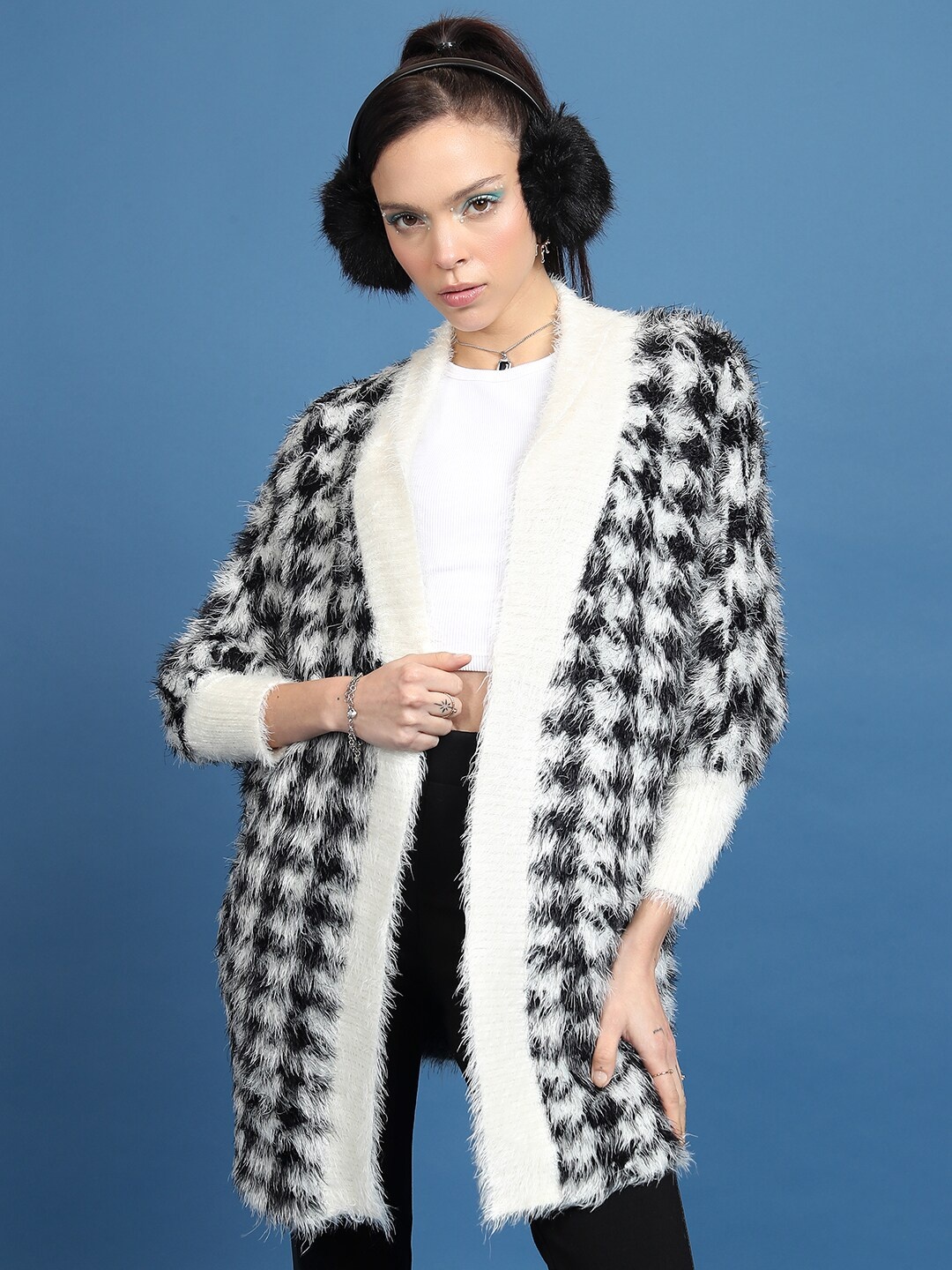 

Tokyo Talkies Black Geometric Printed Fuzzy Acrylic Cardigan Sweater