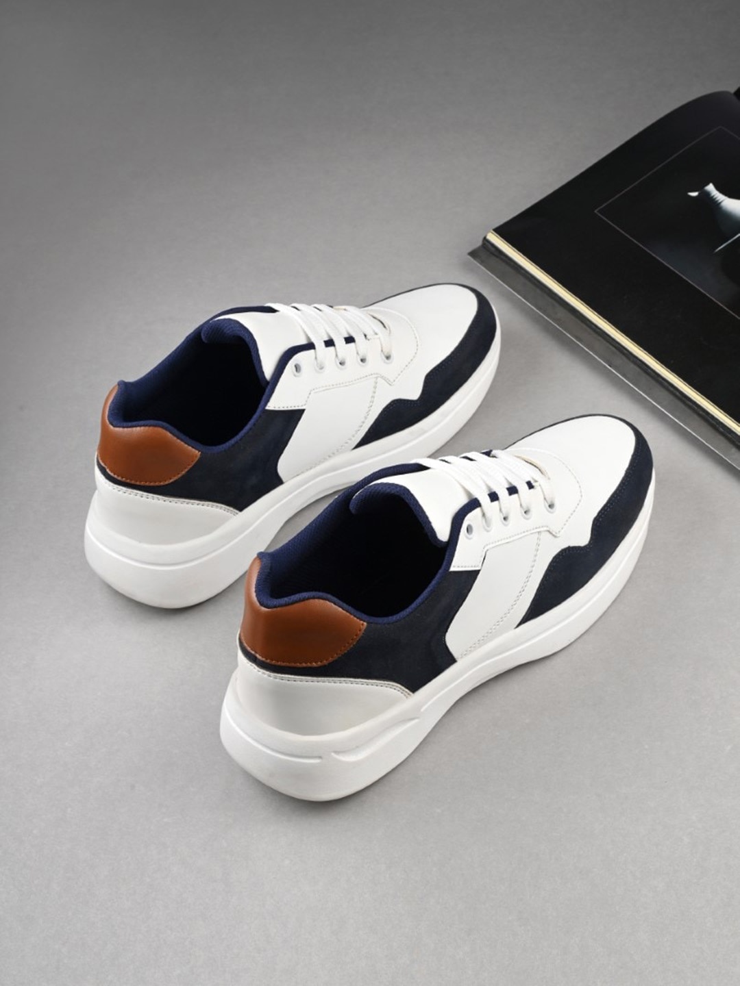 

The Roadster Lifestyle Co. Men White & Black Colourblocked Lightweight Sneakers