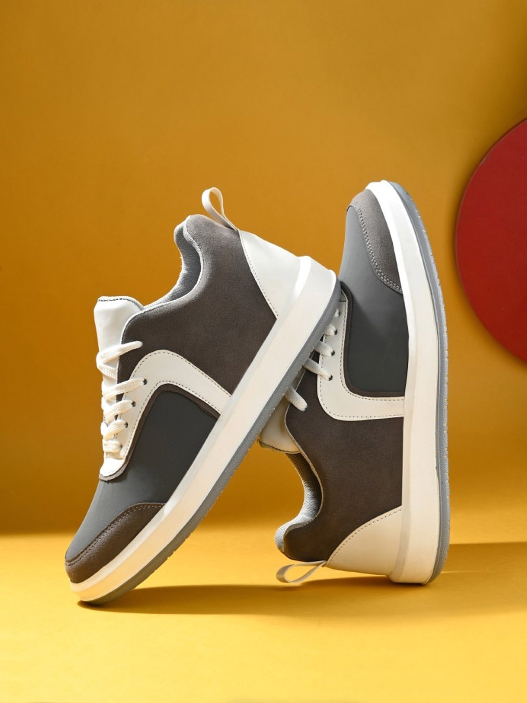 

The Roadster Lifestyle Co. Men Grey & White Colourblocked Lightweight Sneakers