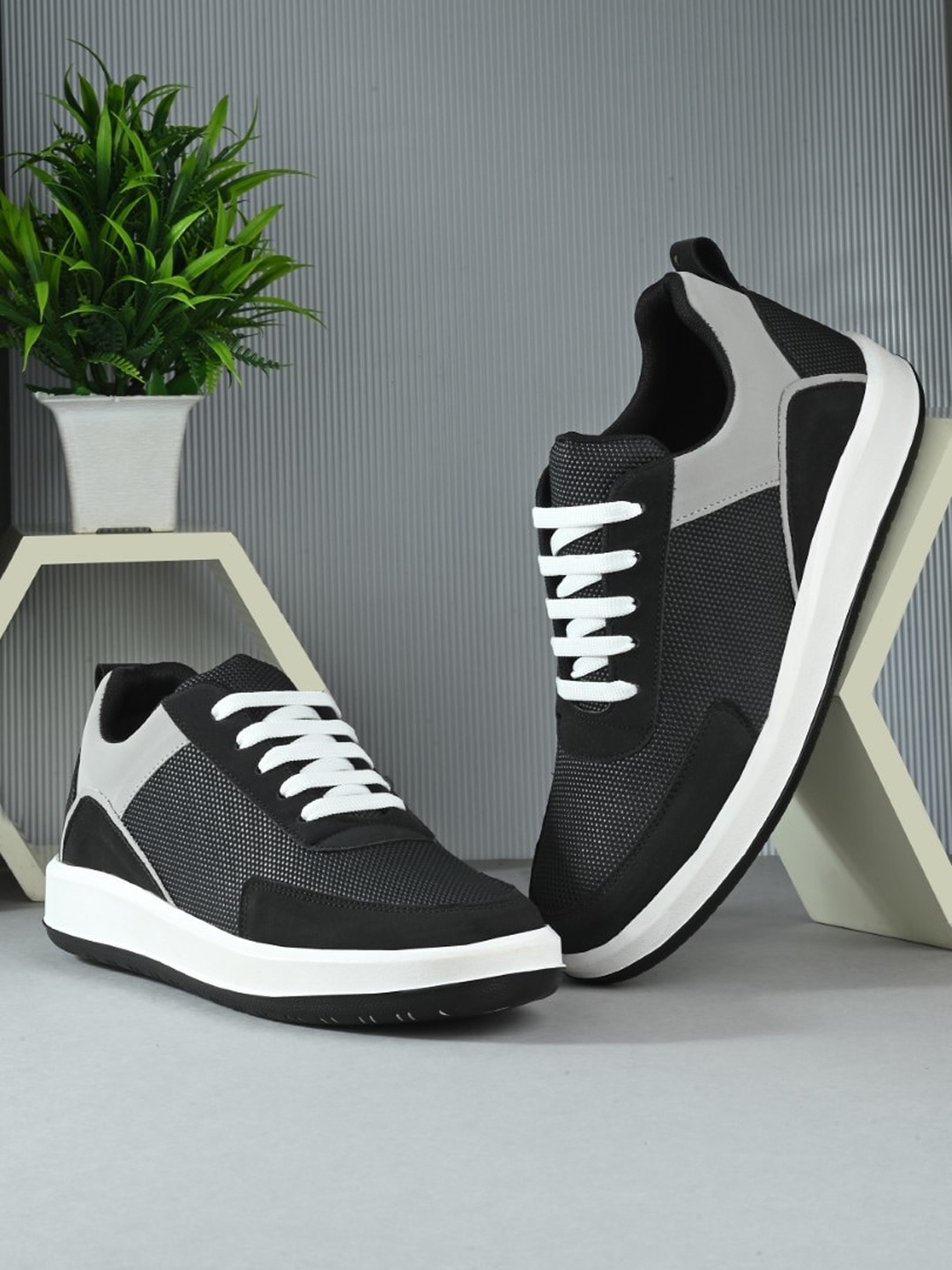 

The Roadster Lifestyle Co. Men Black & White Colourblocked Lightweight Sneakers