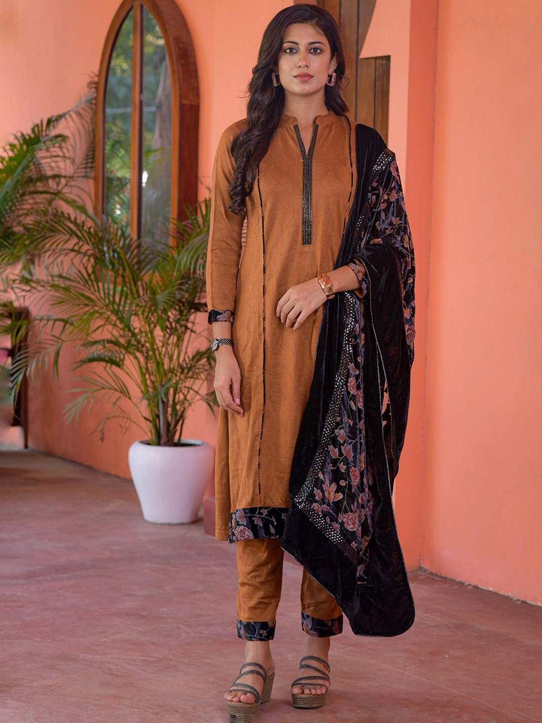 

Idhu Woven Design Mandarin Collar Sequinned Acrylic Kurta With Trousers & Dupatta, Rust