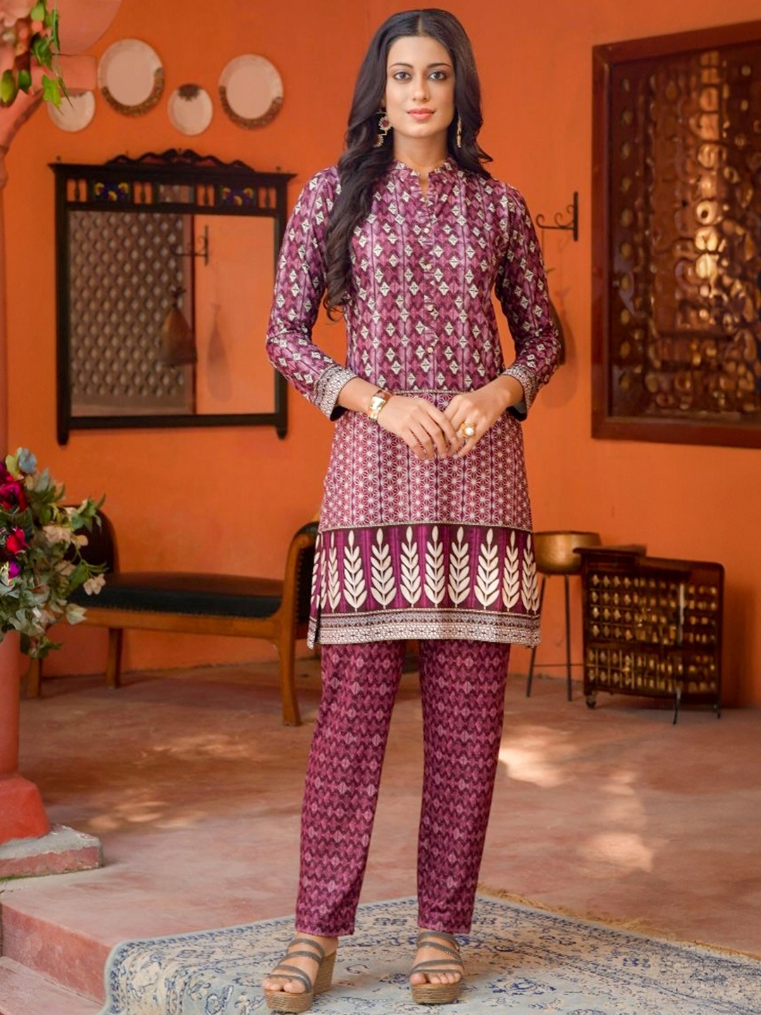 

Idhu Ethnic Motifs Printed Mandarin Collar Straight Kurta with Trousers, Burgundy