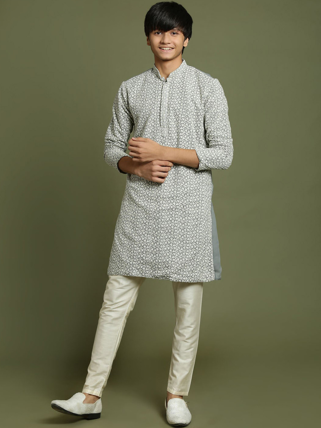 

VASTRAMAY Boys Floral Embroidered Regular Chikankari Straight Kurta with Pyjamas, Grey