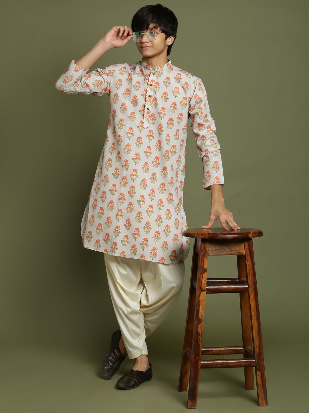 

VASTRAMAY Boys Floral Printed Regular Straight Kurta with Patiala, Beige