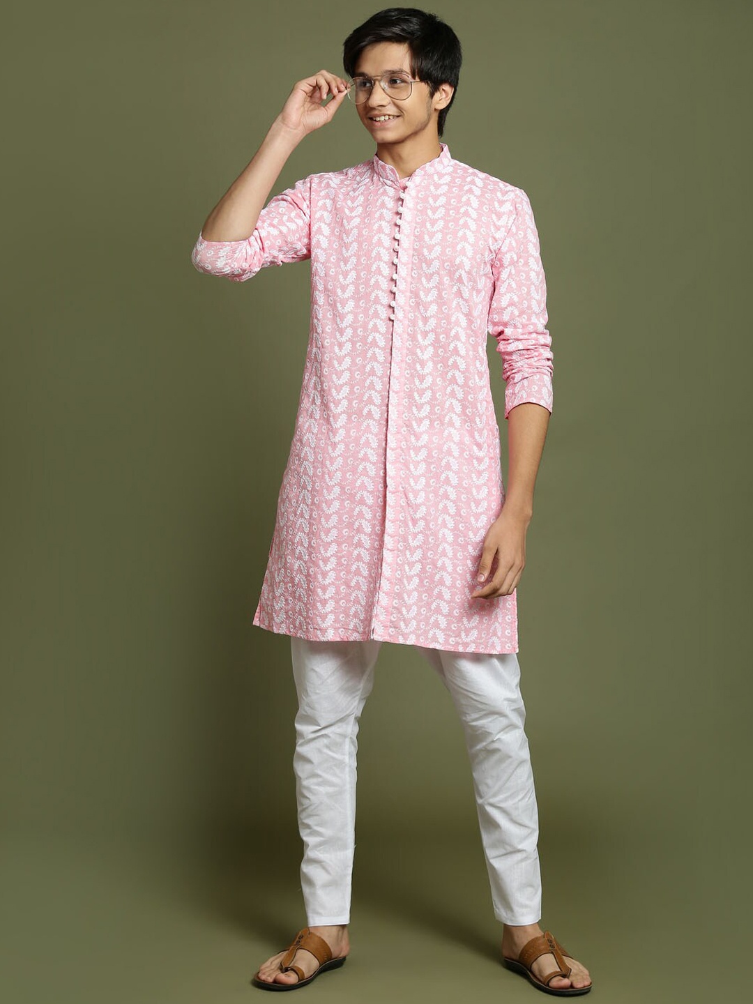 VASTRAMAY Boys Ethnic Motif Embroidered Chikankari Pure Cotton Kurta With Pyjamas, Pink