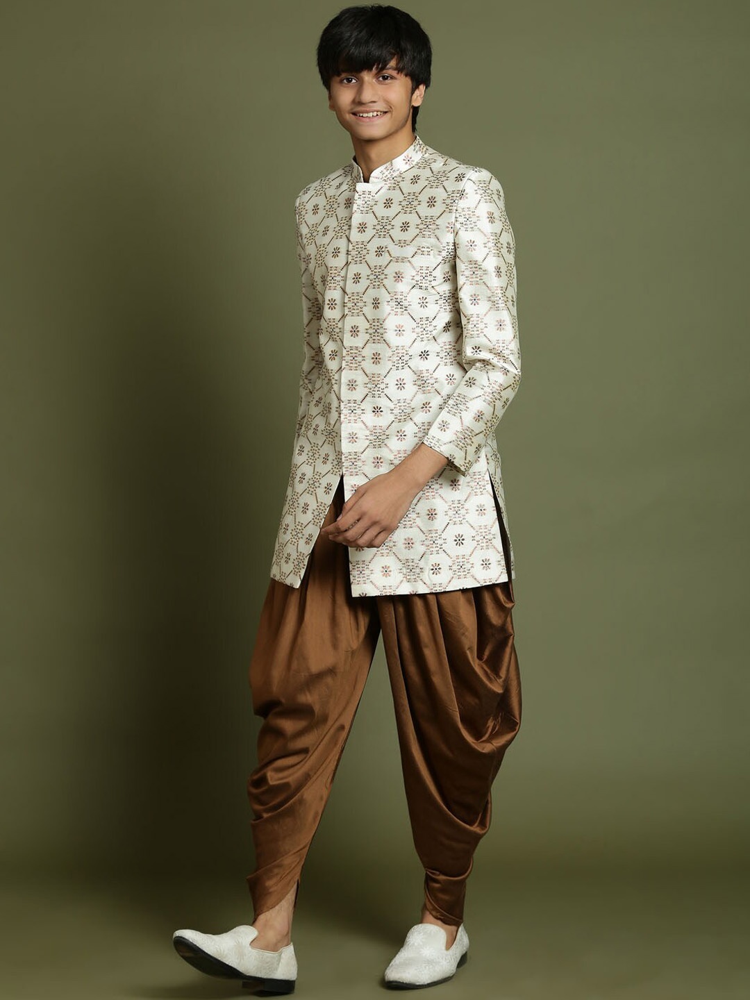 

VASTRAMAY Boys Printed Mandarin Collar Jacquard Sherwani Set, Beige