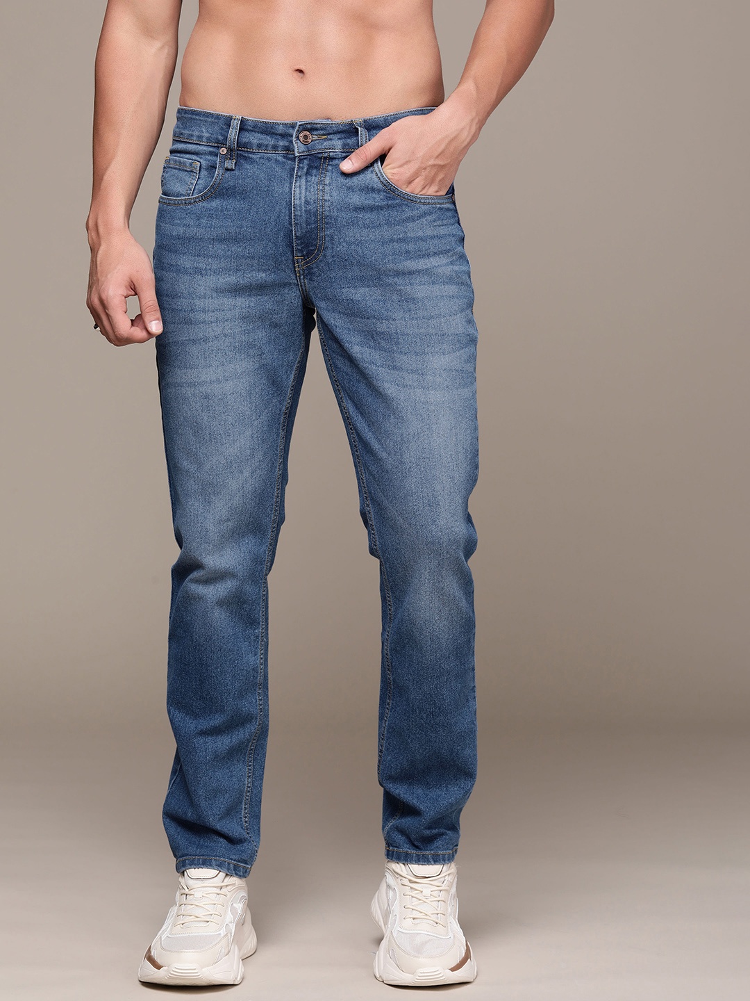

The Roadster Life Co. Men Slim Fit Light Fade Stretchable Jeans, Blue