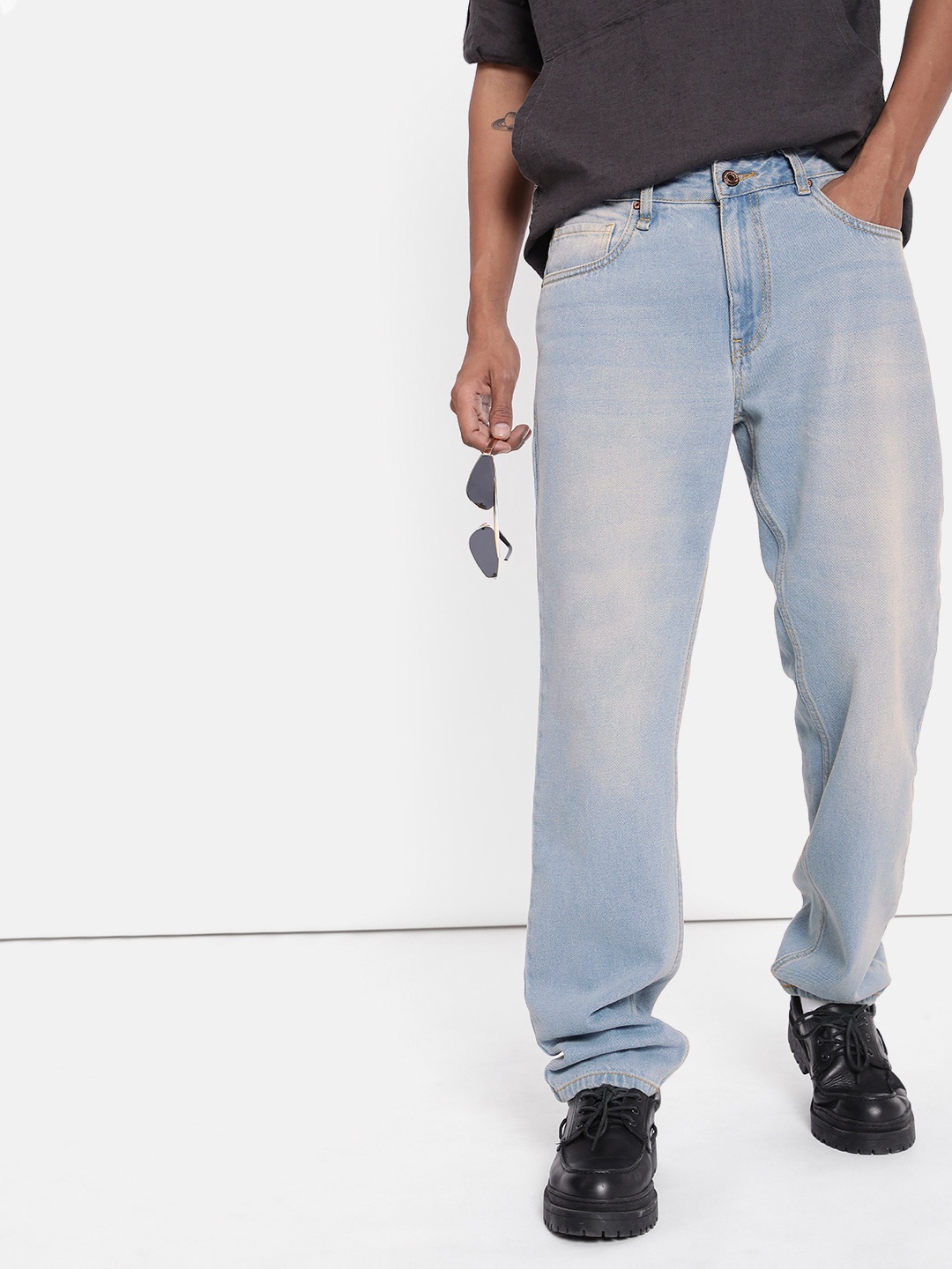 

The Roadster Life Co. Men Pure Cotton Mid Rise Light Fade Jeans, Blue