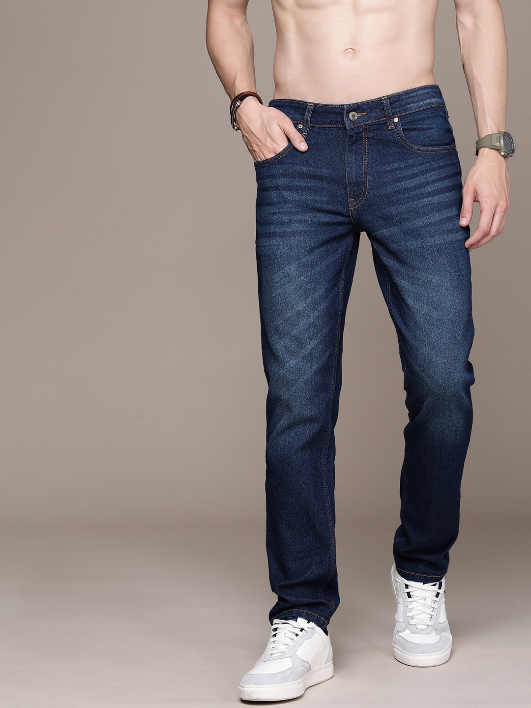 

The Roadster Life Co. Men Mid Rise Light Fade Stretchable Jeans, Blue