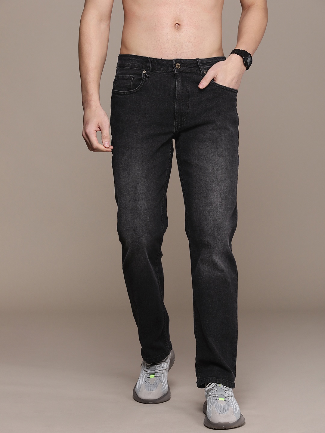 

The Roadster Life Co. Men Regular Fit Light Fade Stretchable Mid-Rise Jeans, Black