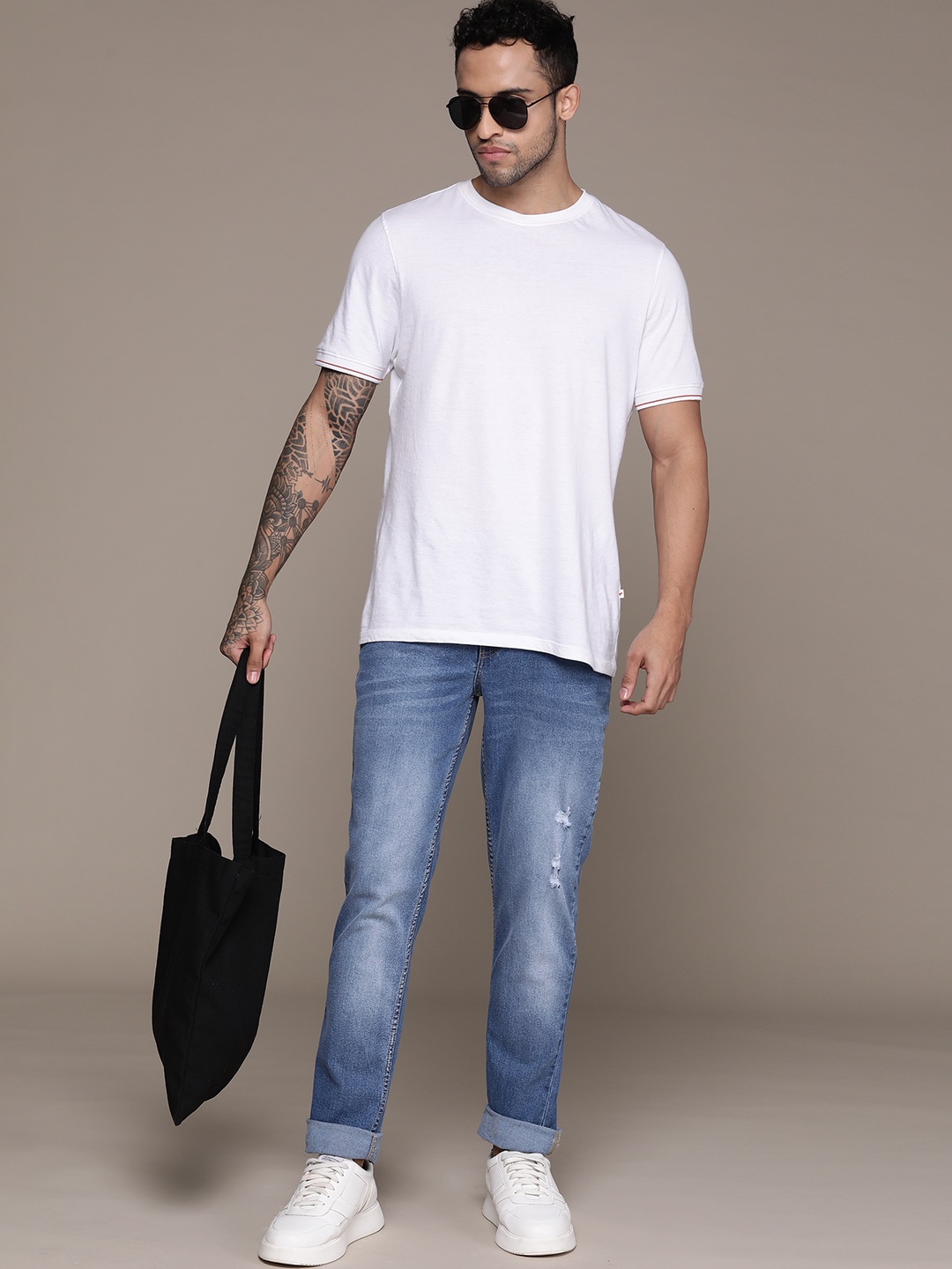 

The Roadster Lifestyle Co. Men Slim Fit Light Fade Stretchable Jeans, Blue