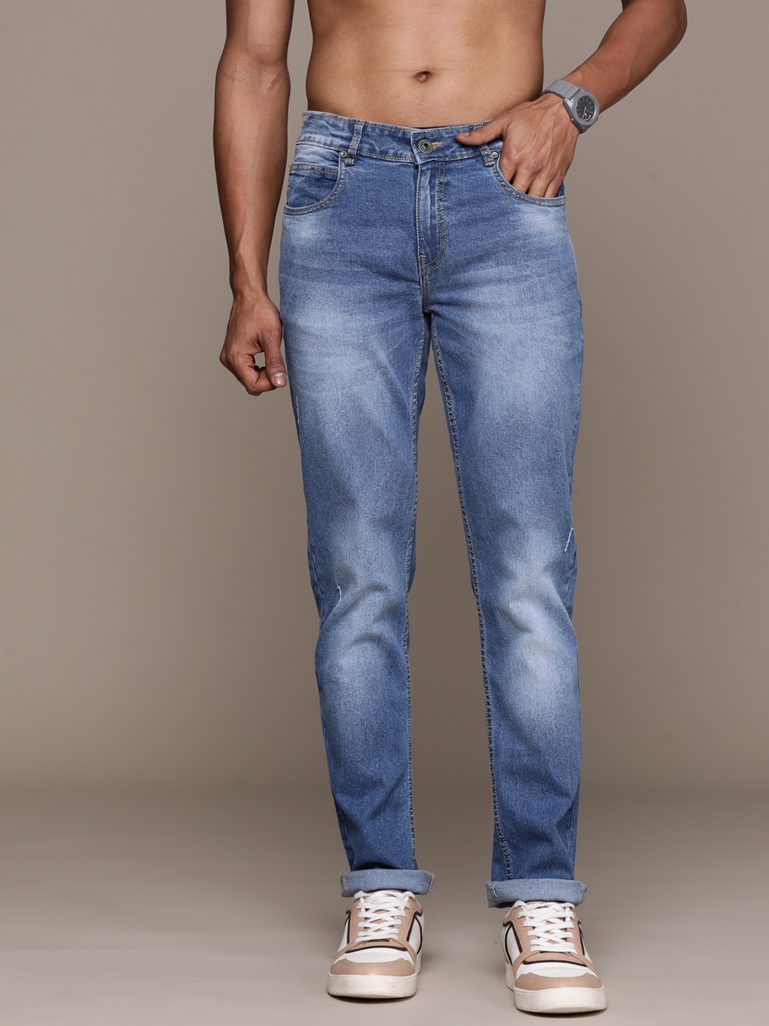 

The Roadster Lifestyle Co. Men Slim Fit Low Distress Light Fade Stretchable Jeans, Blue
