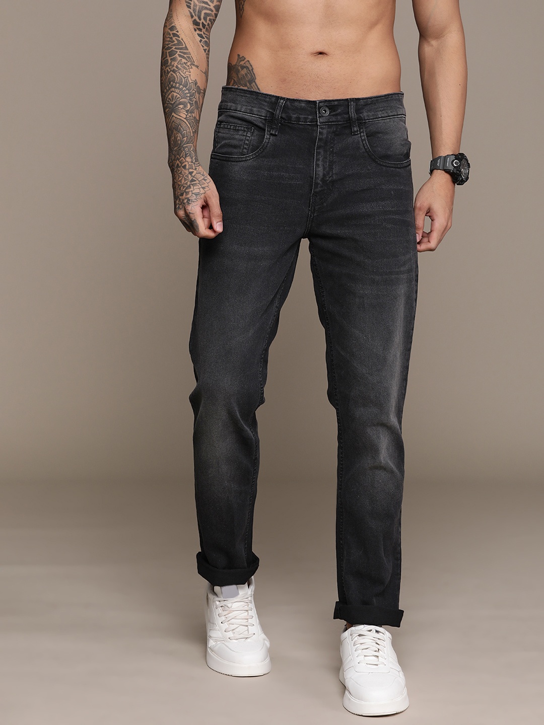 

The Roadster Lifestyle Co. Men Slim Fit Light Fade Stretchable Jeans, Charcoal