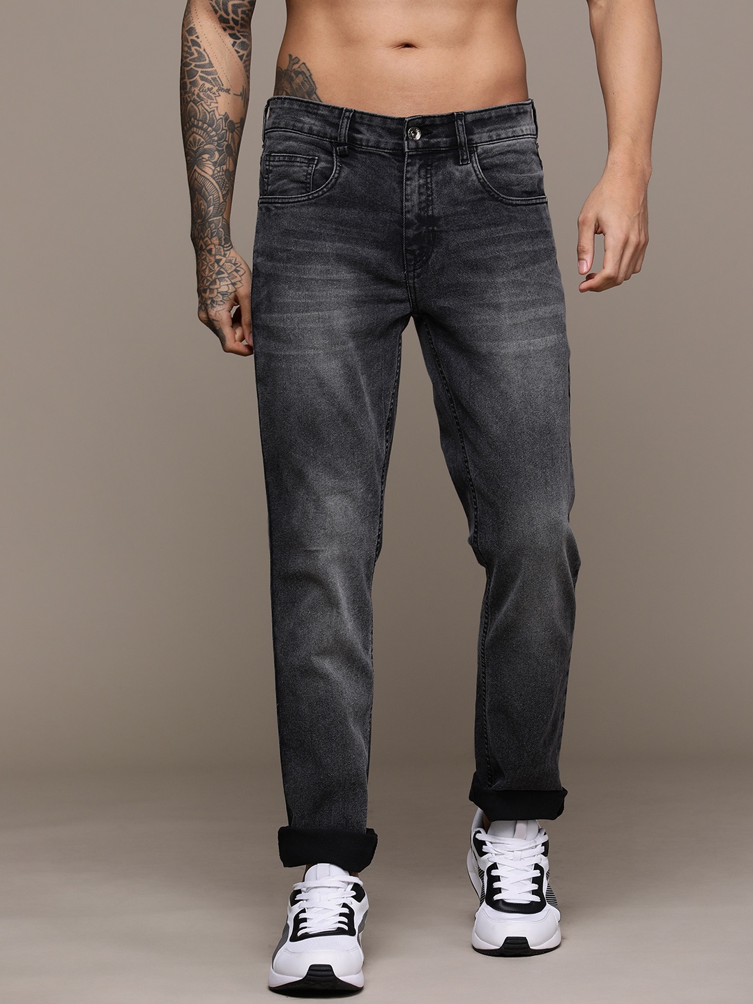 

The Roadster Lifestyle Co. Men Slim Fit Light Fade Stretchable Jeans, Charcoal