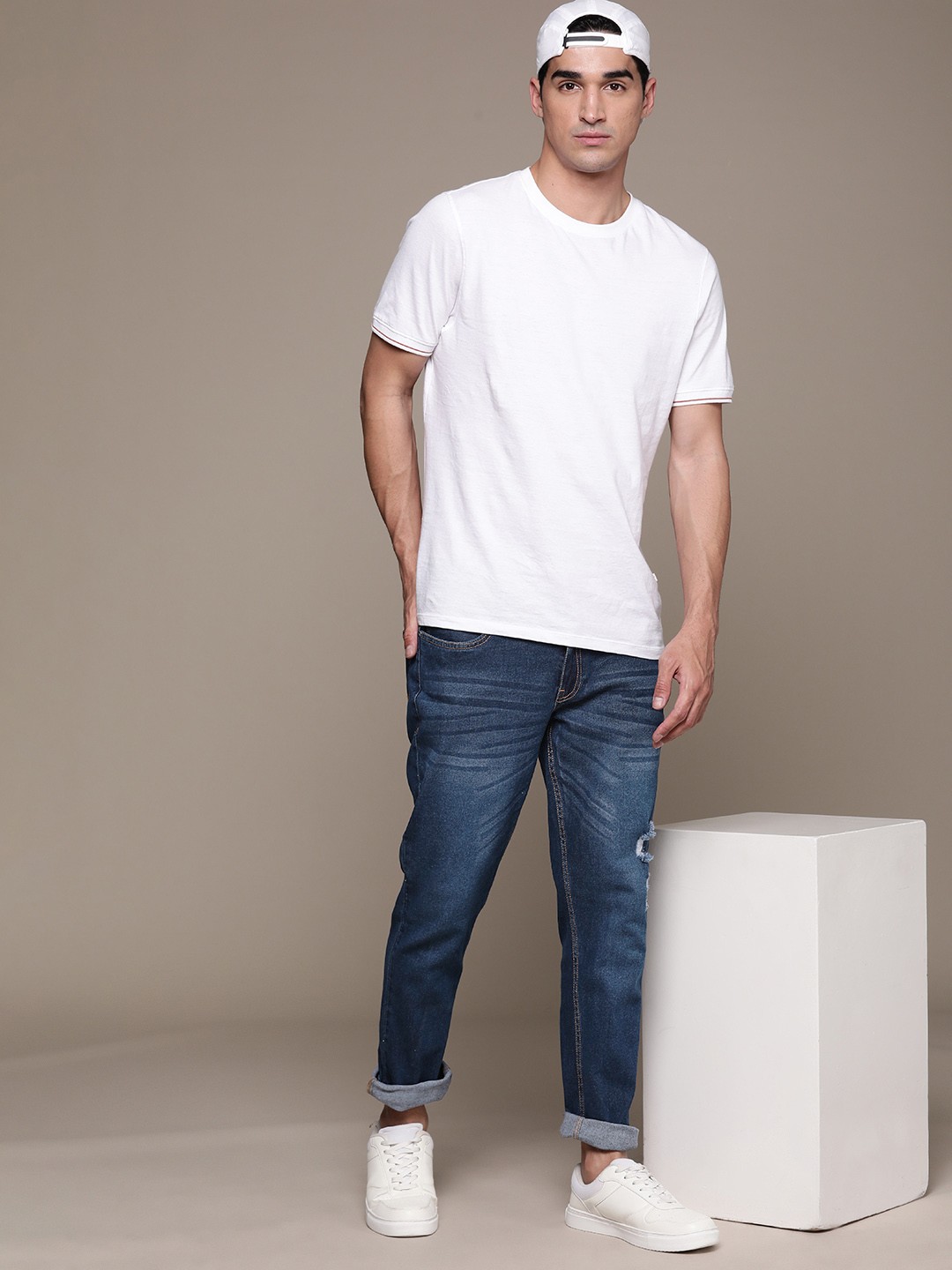 

The Roadster Lifestyle Co. Men Slim Fit Low Distress Light Fade Stretchable Jeans, Blue