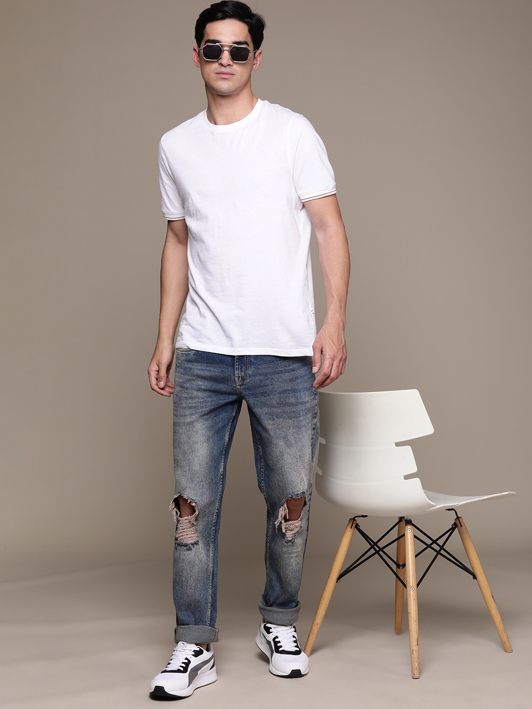 

The Roadster Lifestyle Co. Men Slim Fit Mildly Distressed Heavy Fade Stretchable Jeans, Blue