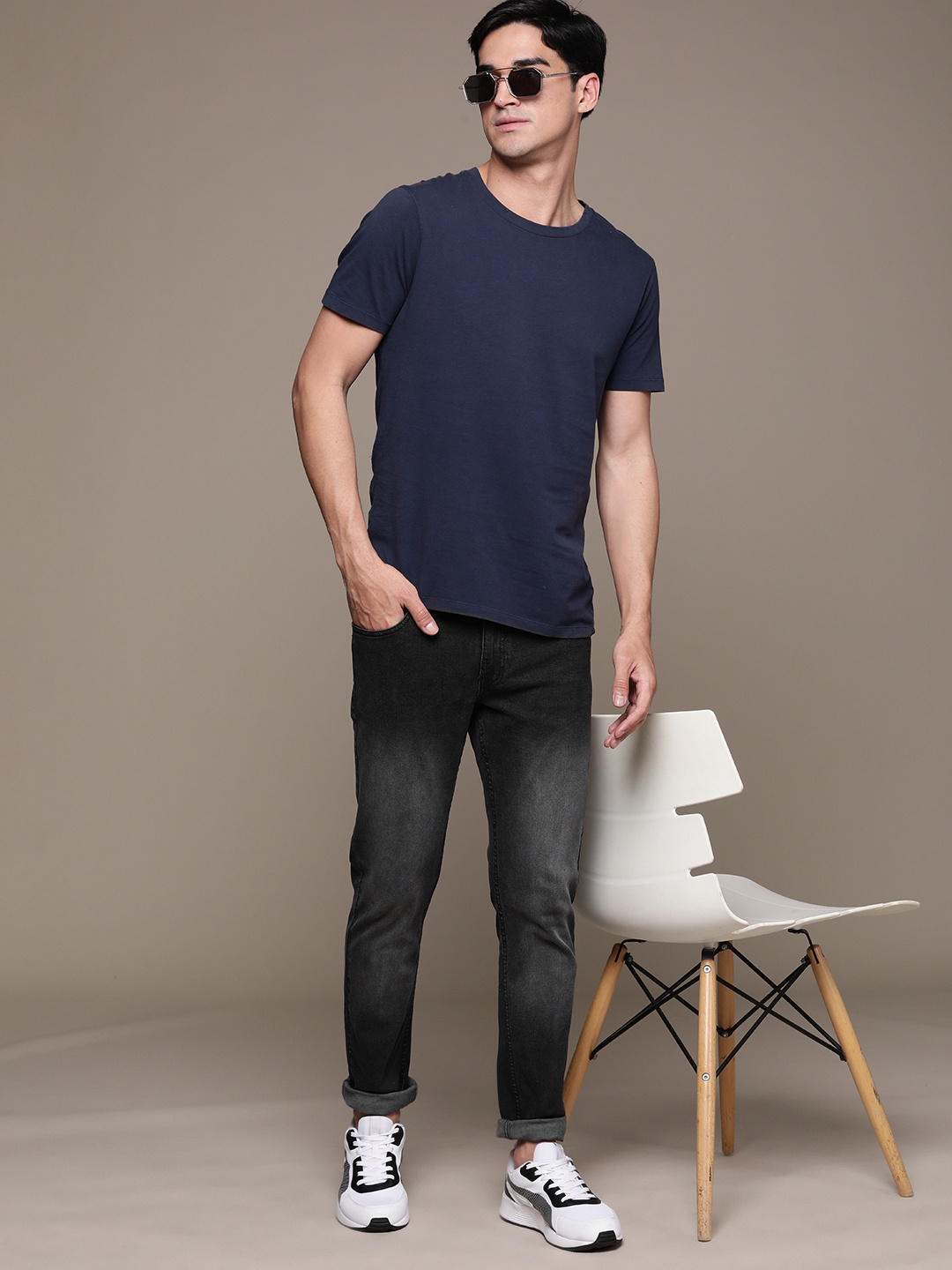 

The Roadster Lifestyle Co. Men Slim Fit Light Fade Stretchable Jeans, Black