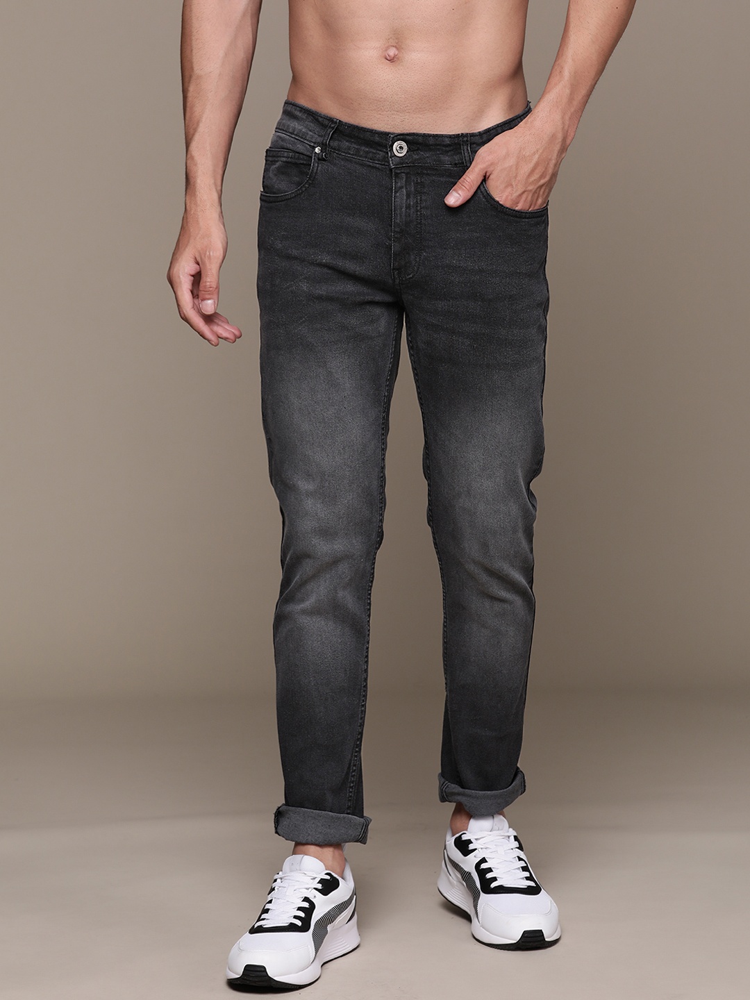 

The Roadster Lifestyle Co. Men Slim Fit Light Fade Stretchable Jeans, Black