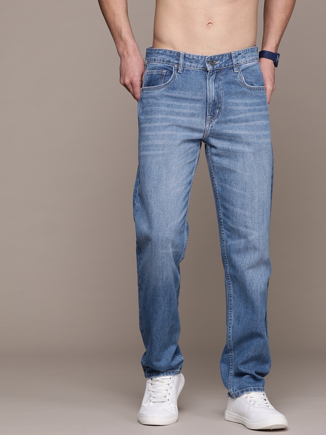 

The Roadster Lifestyle Co. Men Pure Cotton Relaxed Fit Light Fade Jeans, Blue
