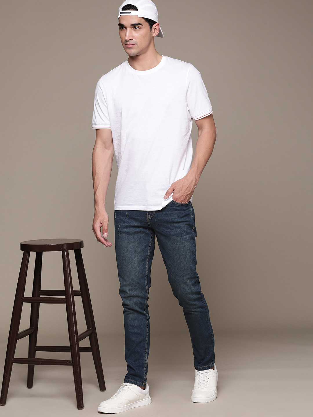 

The Roadster Lifestyle Co. Men Slim Fit Low Distress Light Fade Stretchable Jeans, Blue