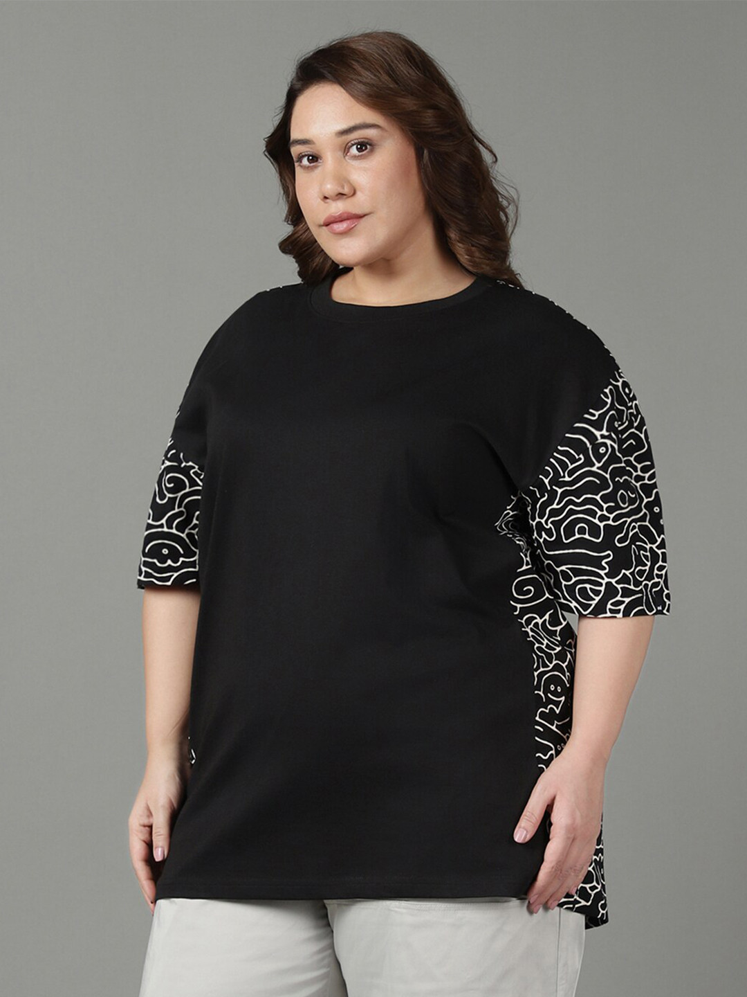 

Bewakoof Plus Abstract Printed Round Neck Cotton Oversized T-shirt, Black