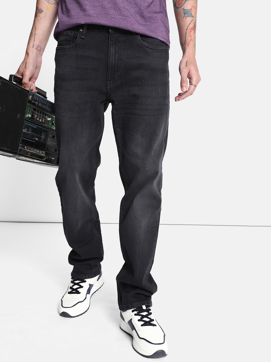 

The Roadster Life Co. Men Mid Rise Light Fade Stretchable Jeans, Black