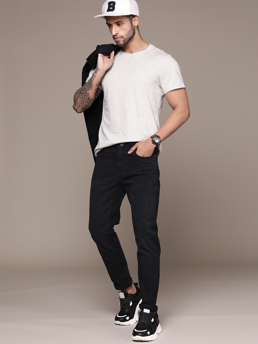 

The Roadster Lifestyle Co. Men Slim Tapered Fit Light Fade Stretchable Jeans, Black