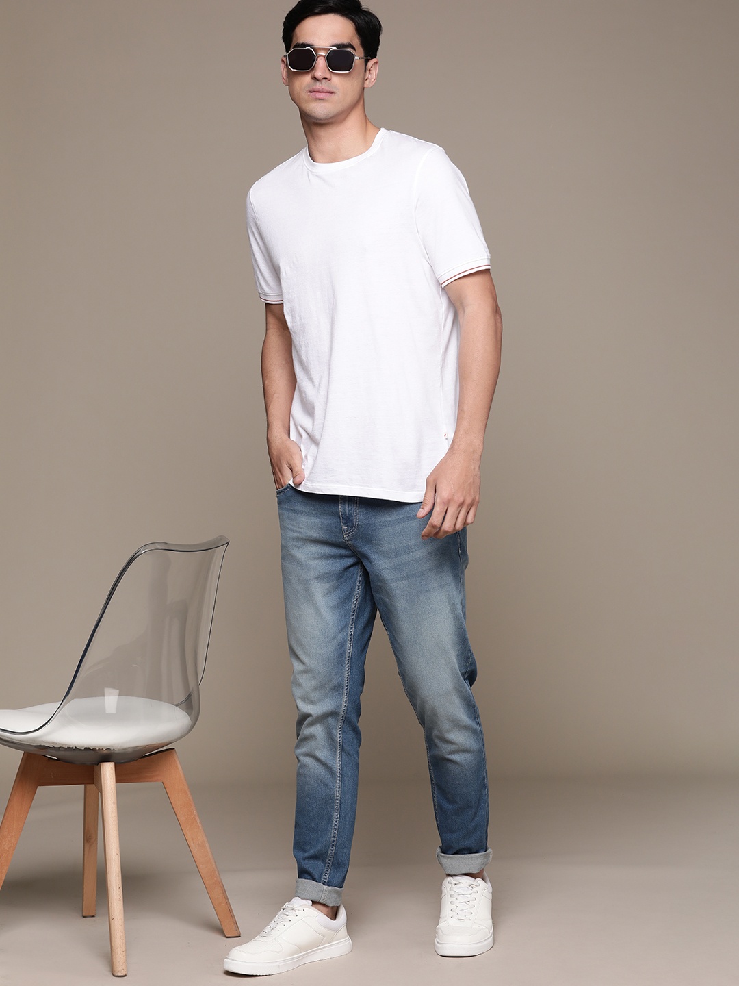 

The Roadster Lifestyle Co. Men Slim Tapered Fit Light Fade Stretchable Jeans, Blue