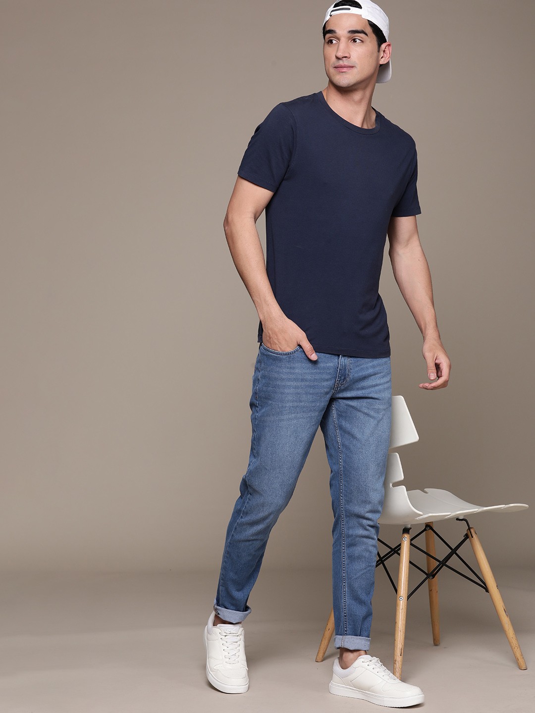 

The Roadster Lifestyle Co. Men Slim Tapered Fit Light Fade Stretchable Jeans, Blue
