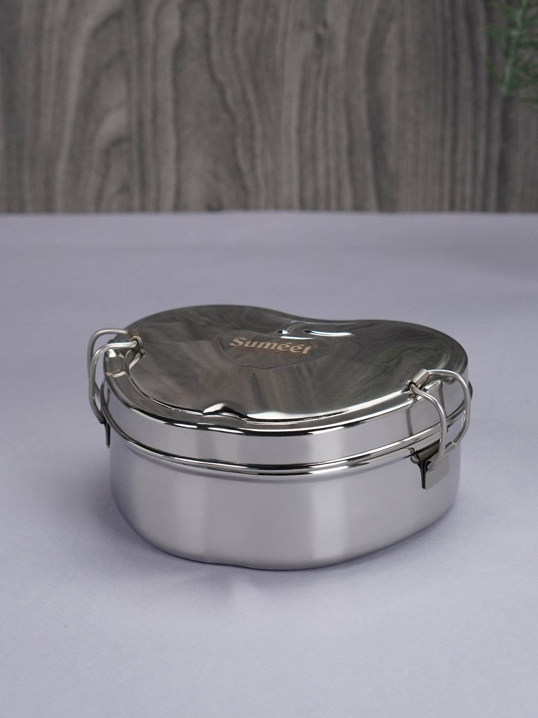 

Sumeet Stainless Steel Apple Lunch Box With Separator Plate and Locking Clip 650 ml, Silver