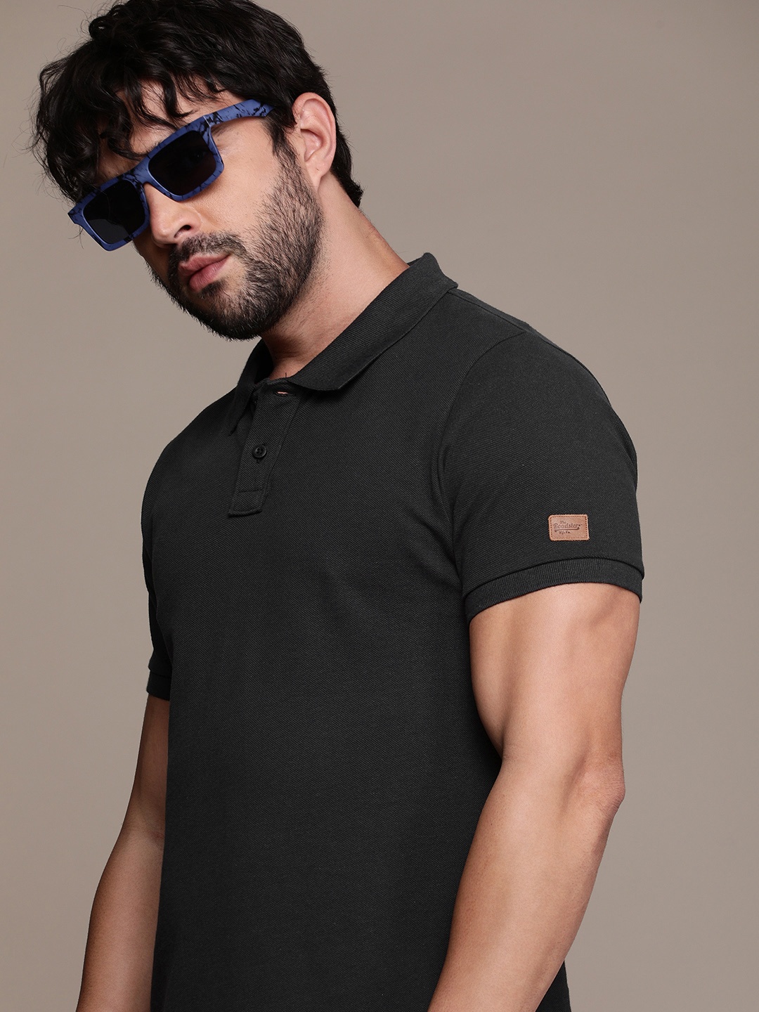 

Roadster Men Solid Regular Fit Polo Collar T-shirt, Black