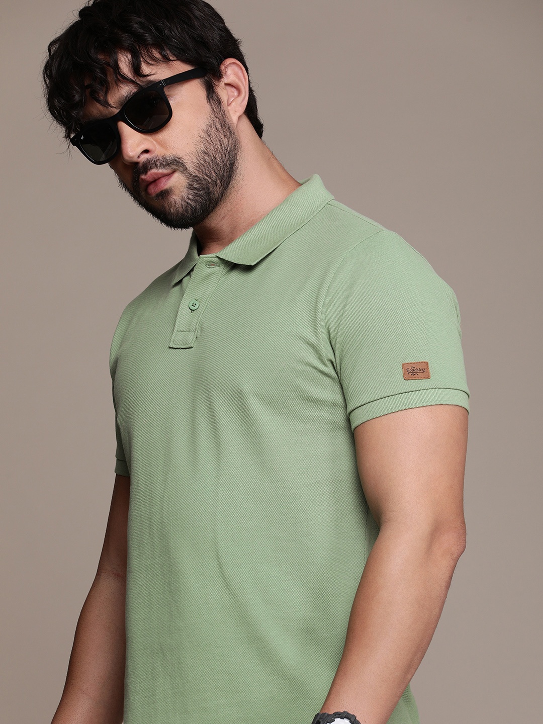 

Roadster Men Solid Regular Fit Polo Collar T-shirt, Green