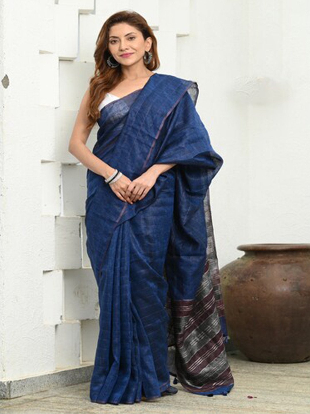 

BEATITUDE Checked Pure Linen Saree, Blue