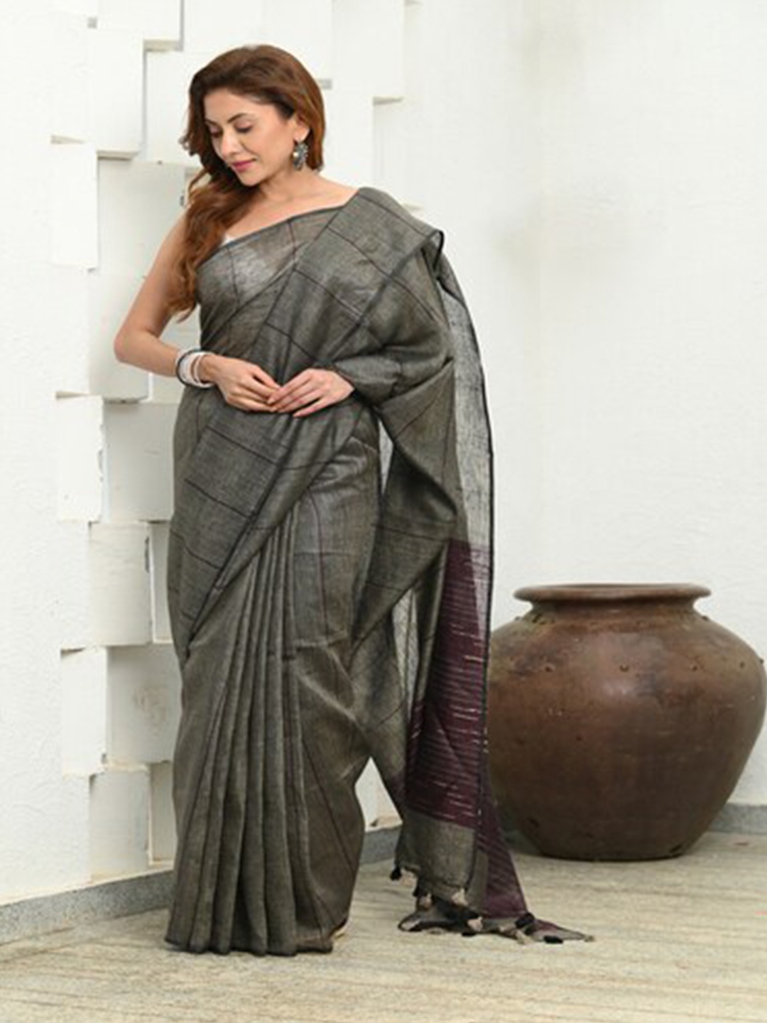 

BEATITUDE Striped Pure Linen Saree, Grey