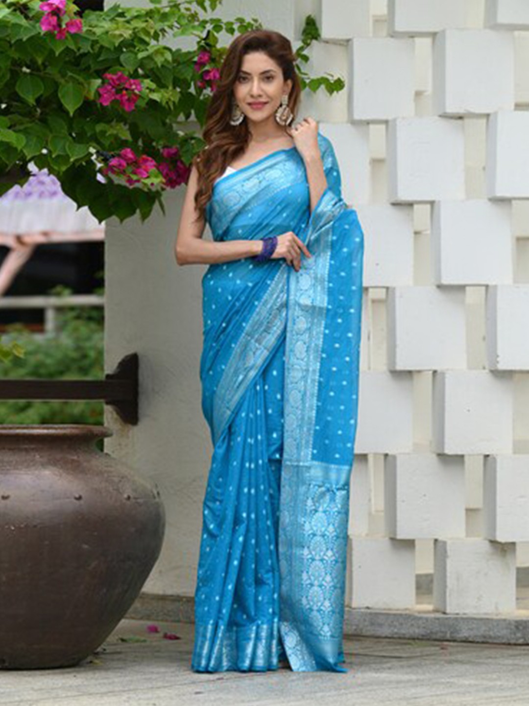 

BEATITUDE Floral Woven Design Saree, Blue
