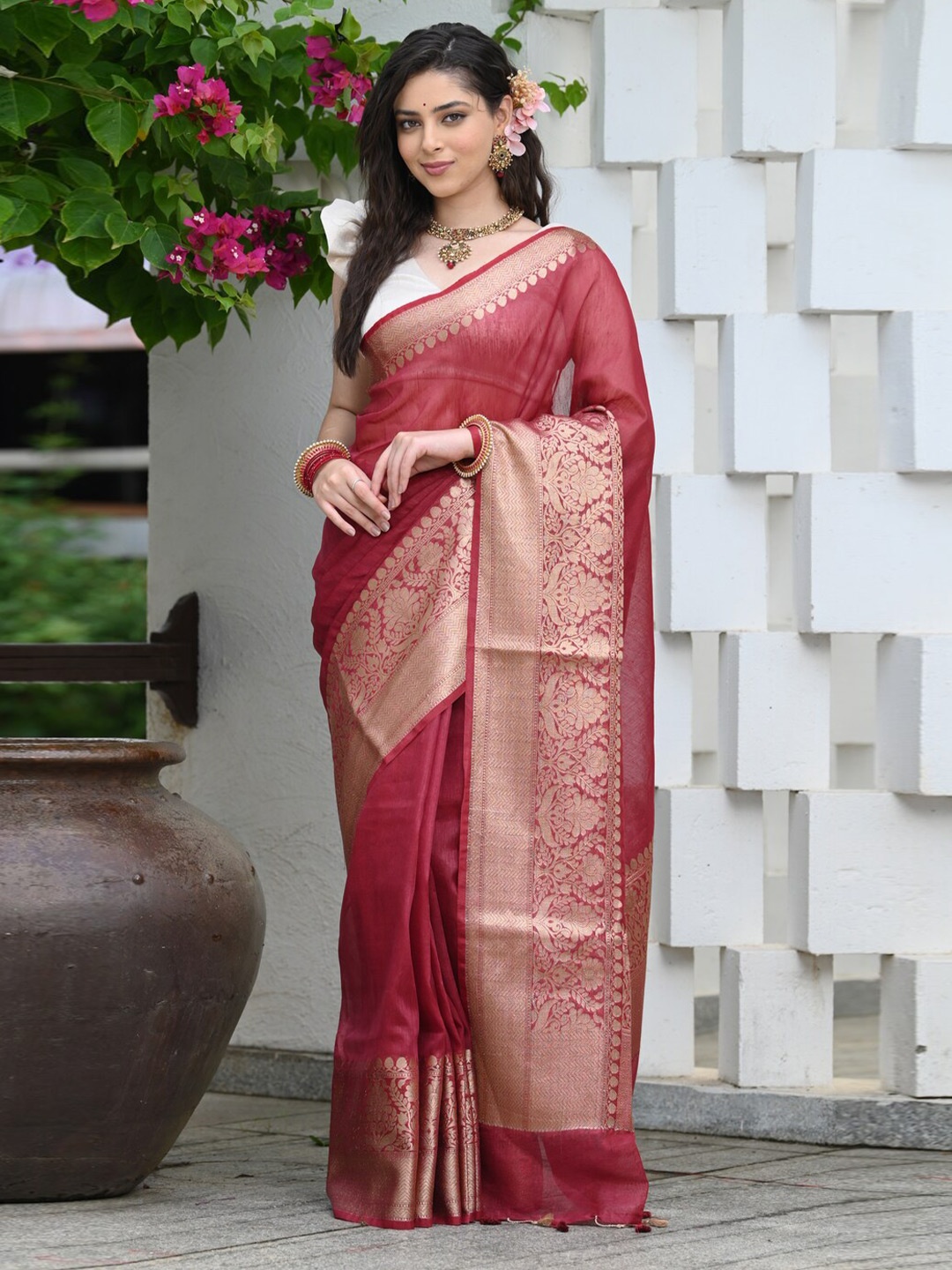

BEATITUDE Woven Design Border Zari Detail Saree, Red
