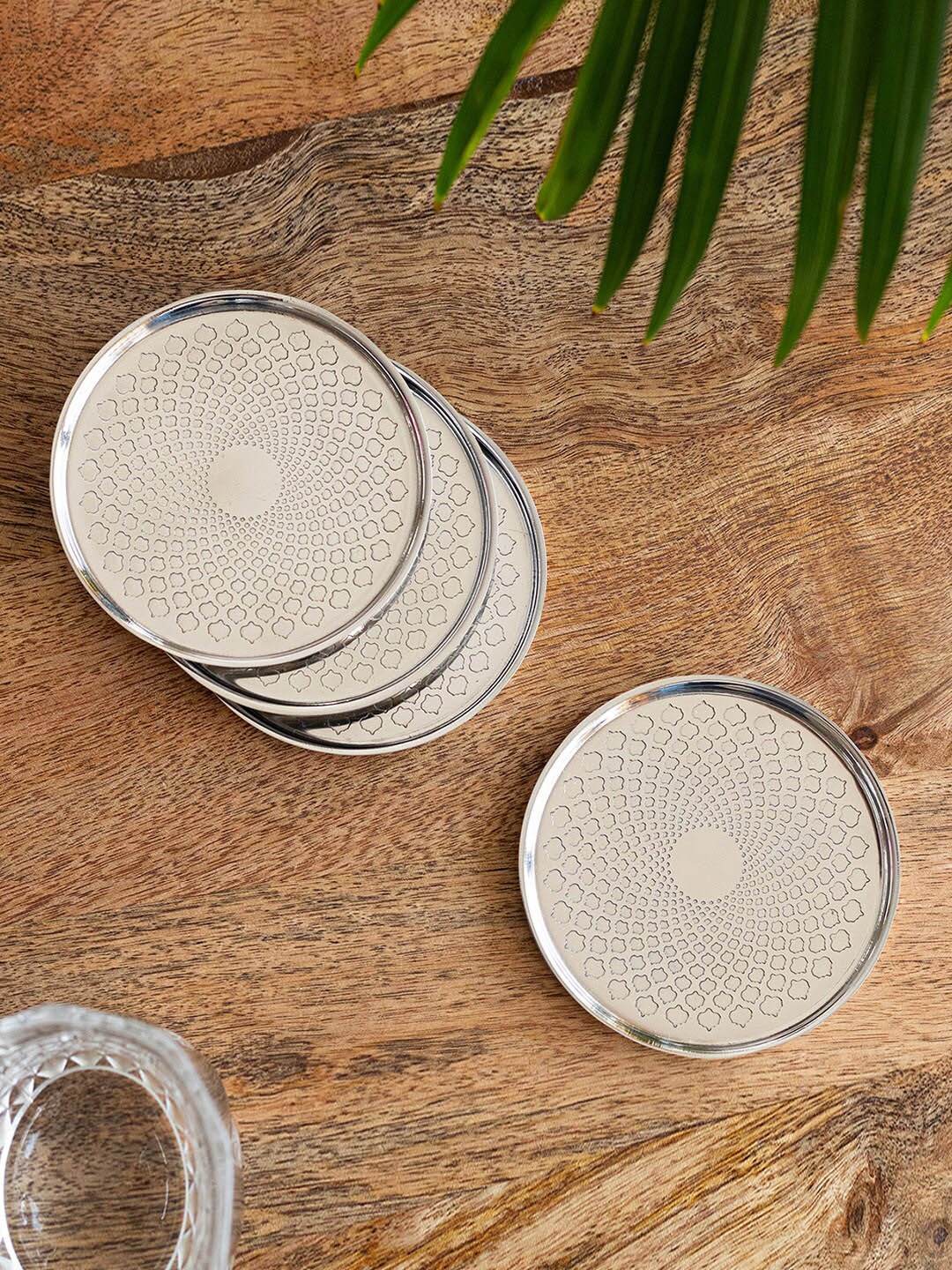 

ExclusiveLane Silver Toned 4 pieces Mughal Arc Etched Stainless Steel Round Coasters