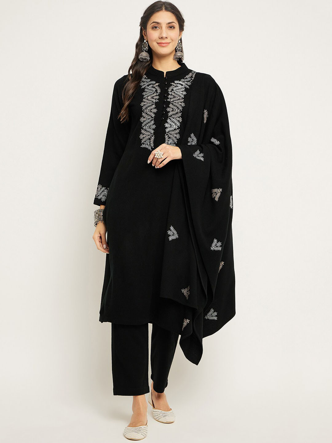 

Zigo Ethnic Motifs Yoke Design Thread Work Knitted Straight Kurta & Trousers With Dupatta, Black