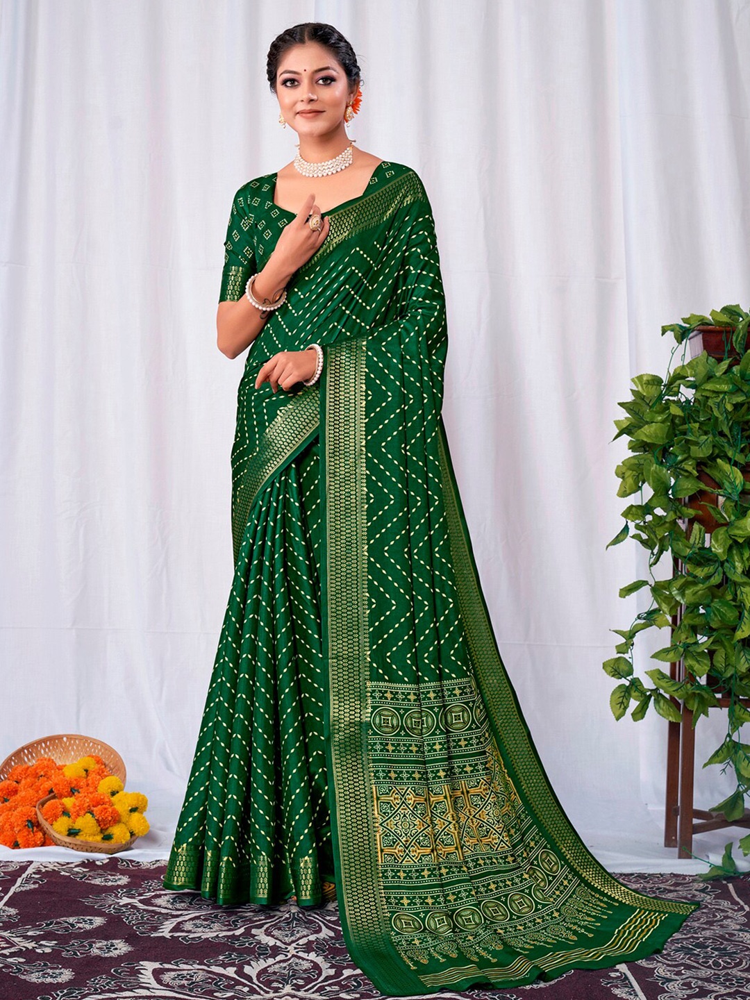 

KALINI Ethnic Motifs Silk Blend Sungudi Saree, Green