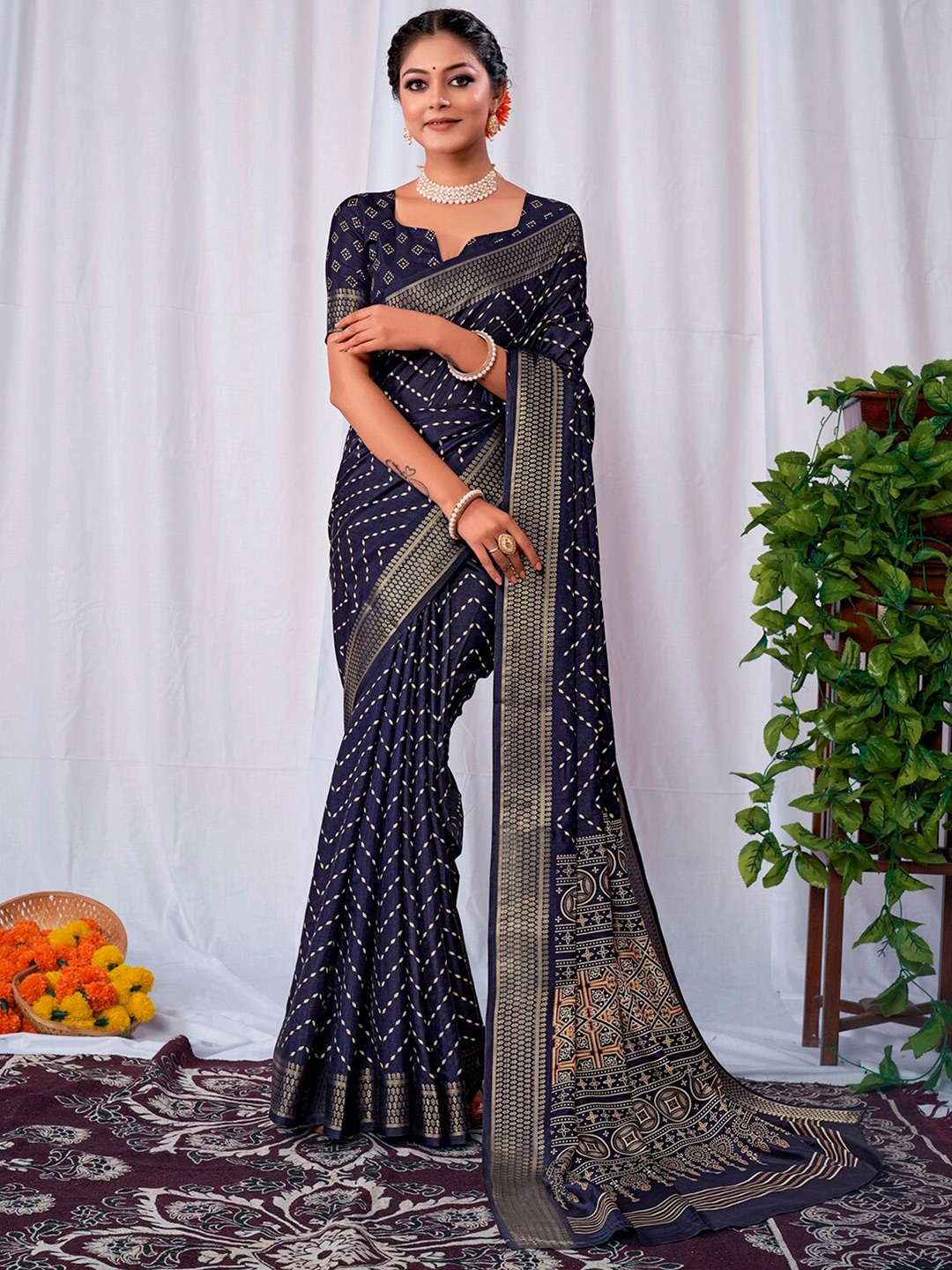 

KALINI Ethnic Motifs Silk Blend Sungudi Saree, Navy blue
