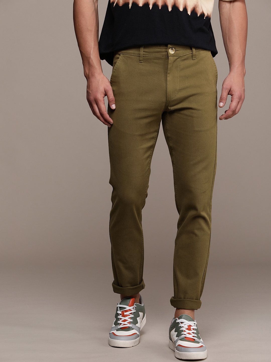 

WROGN Men Solid Slim Fit Chinos Trousers, Olive