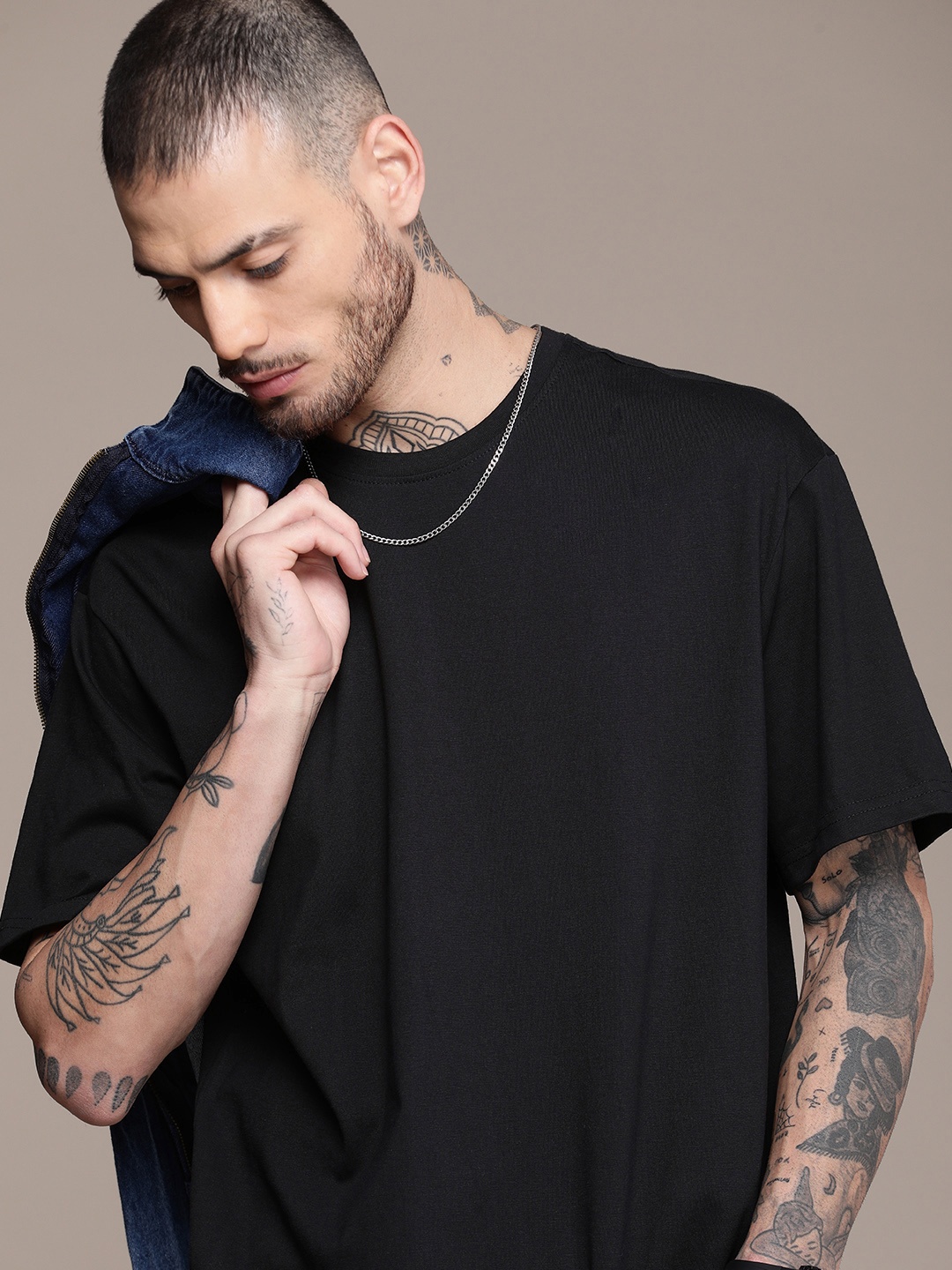 

WROGN Solid Drop-Shoulder Sleeves Oversized T-shirt, Black