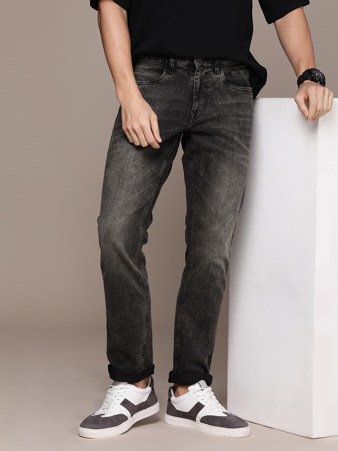 

WROGN Men Straight Fit Heavy Fade Stretchable Mid-Rise Jeans, Grey