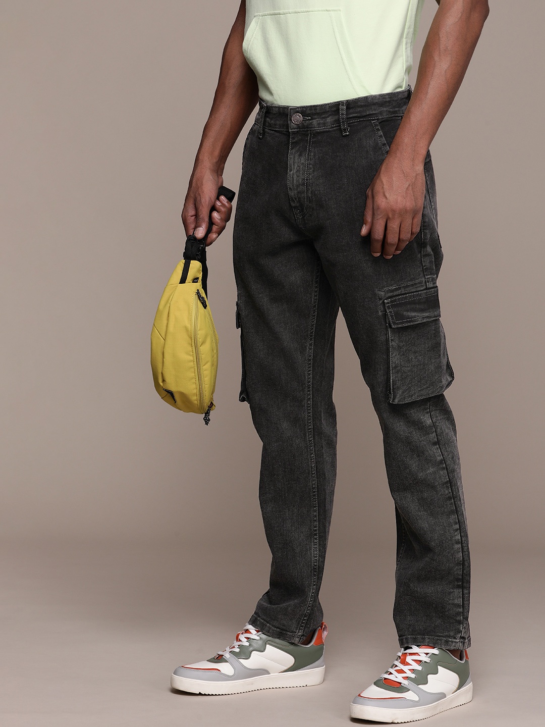 

WROGN Men Relaxed Fit Light Fade Stretchable Jeans, Black