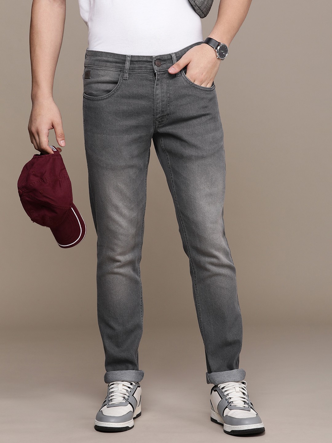 

WROGN Men Slim Fit Light Fade Stretchable Jeans, Charcoal