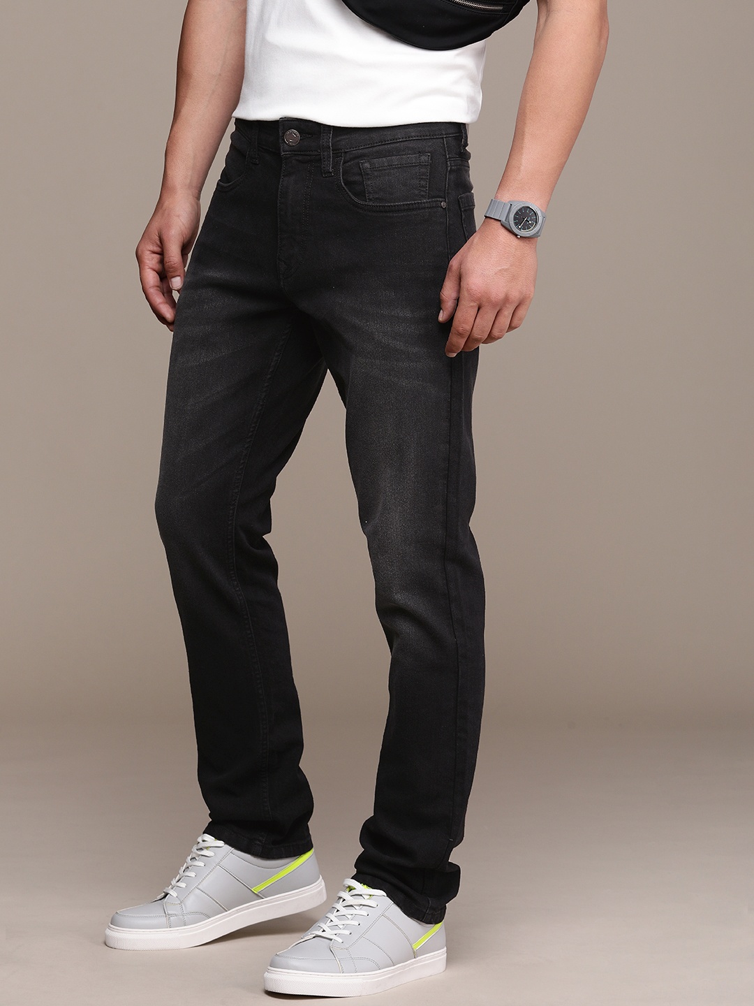 

WROGN Men Mid Rise Straight Fit Light Fade Stretchable Jeans, Black