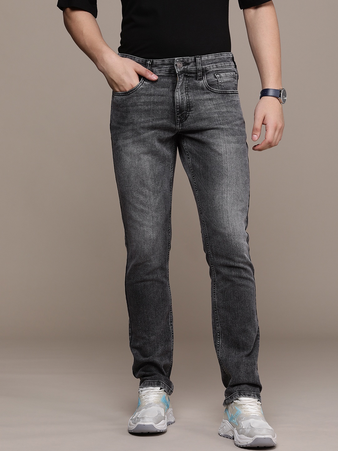 

WROGN Men Straight Fit Heavy Fade Stretchable Jeans, Black