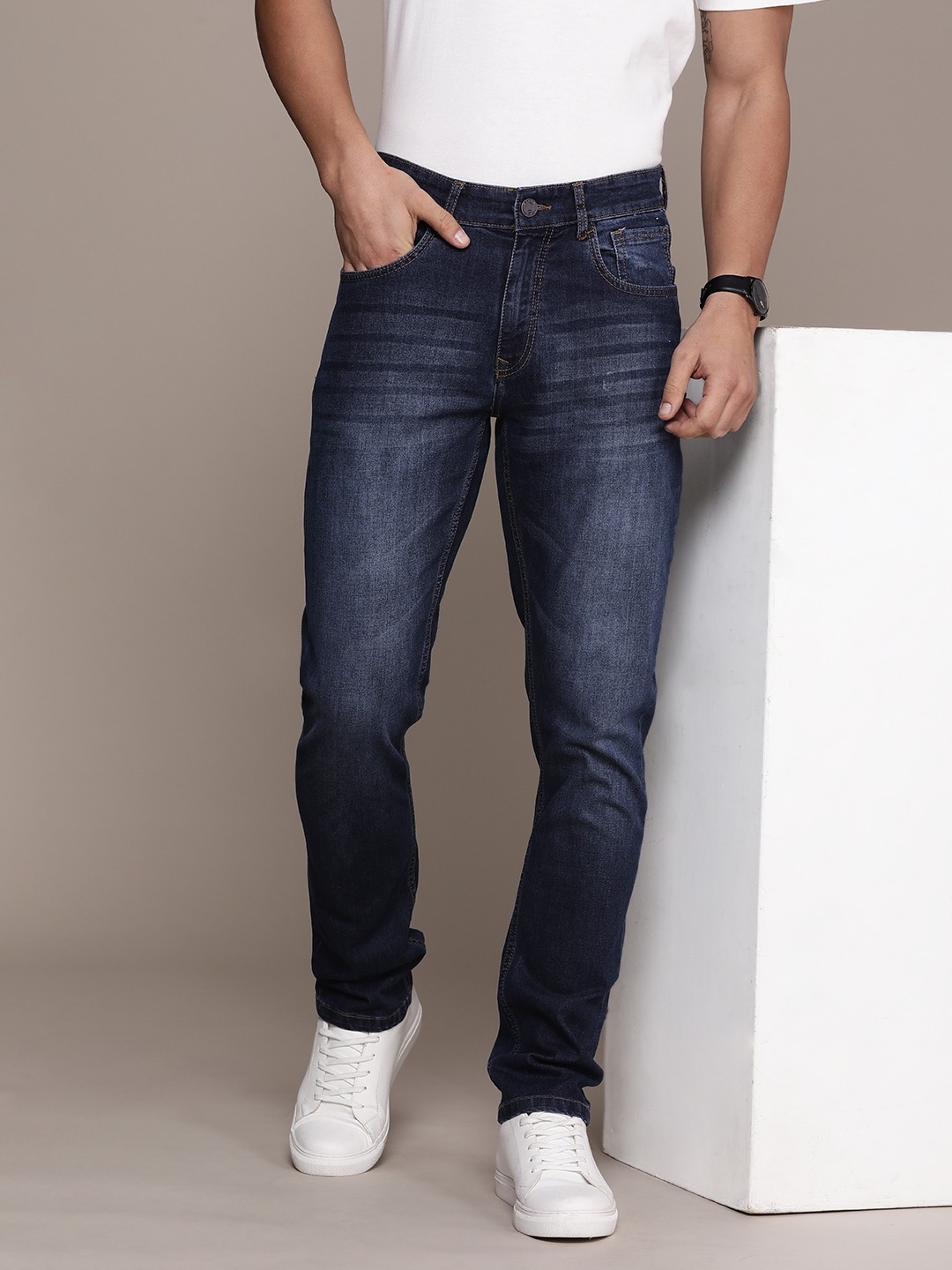 

WROGN Men Straight Fit Light Fade Stretchable Jeans, Navy blue